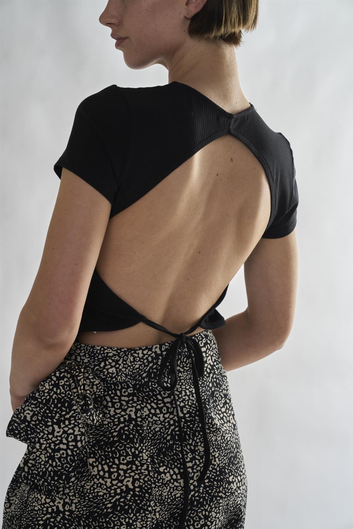 Black Round-Neck Tops