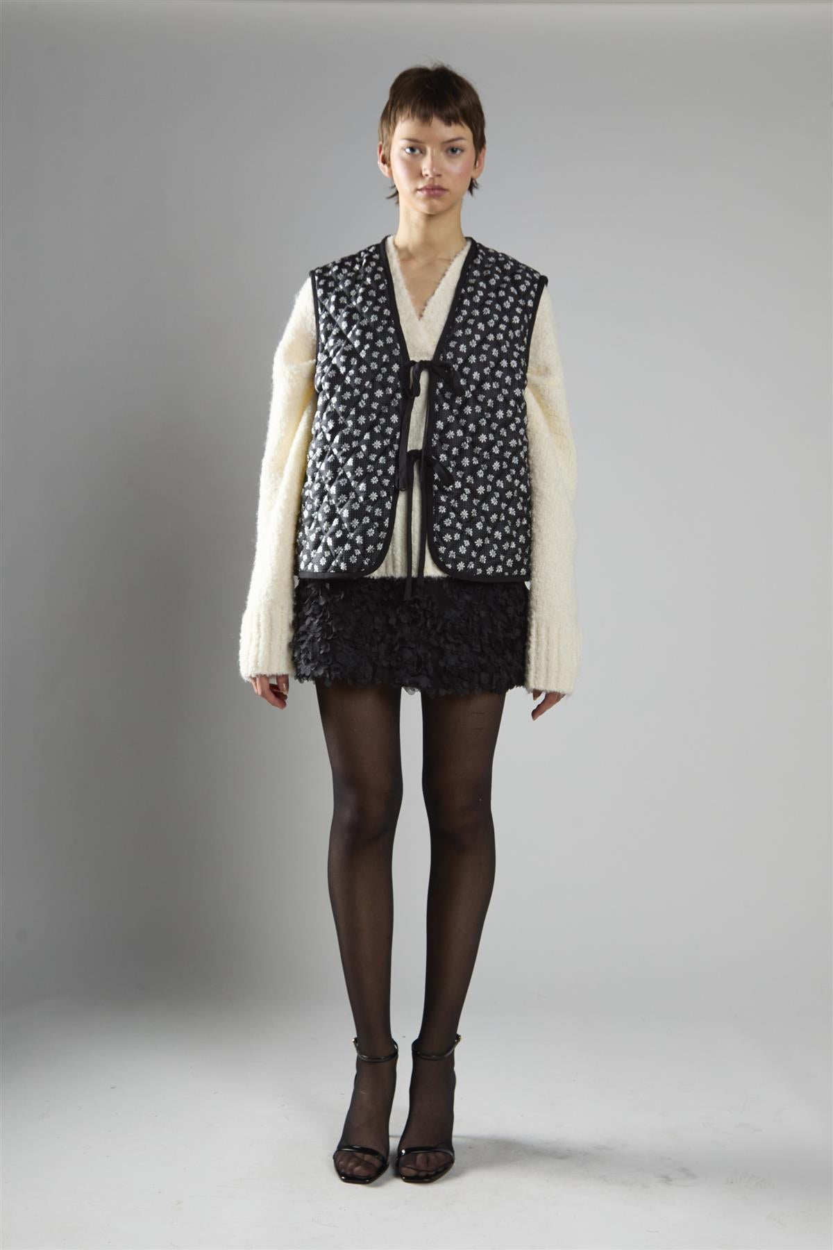 Black White Flower Quilted Front Tie Gilet