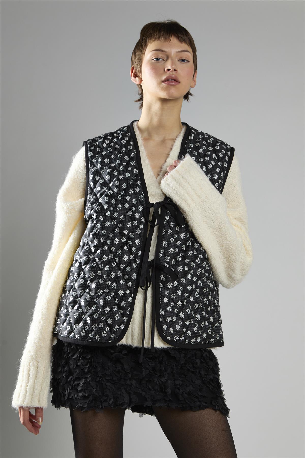 Black White Flower Quilted Front Tie Gilet