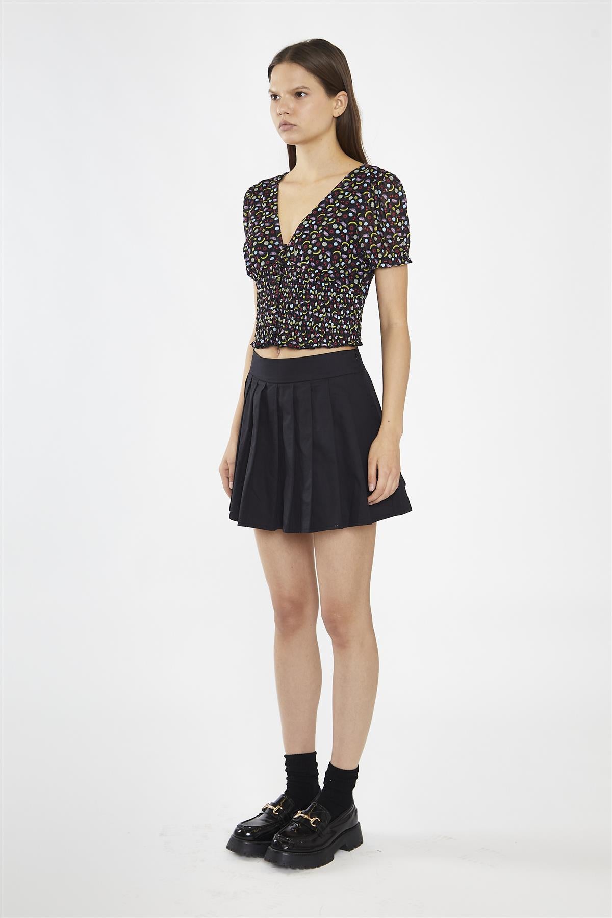 Black Mid-Rise Pleated Mini-Skirt